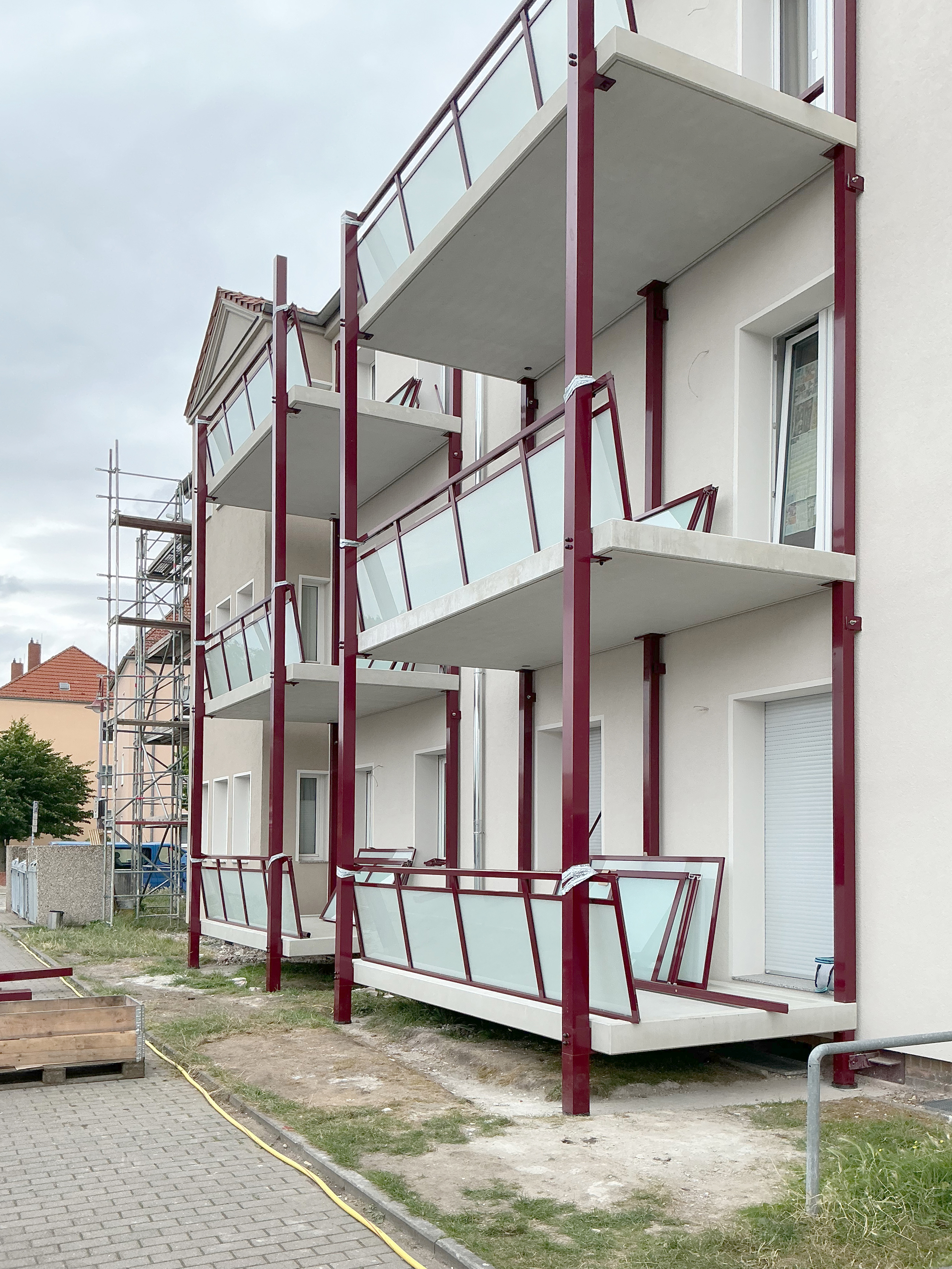 Bei der Montage der Balkone im Lorenzweg