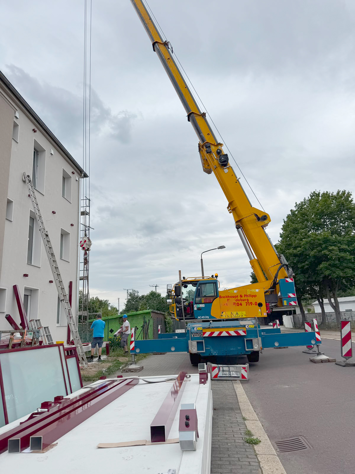 Montage der Balkone mit einem Kran im Lorenzweg