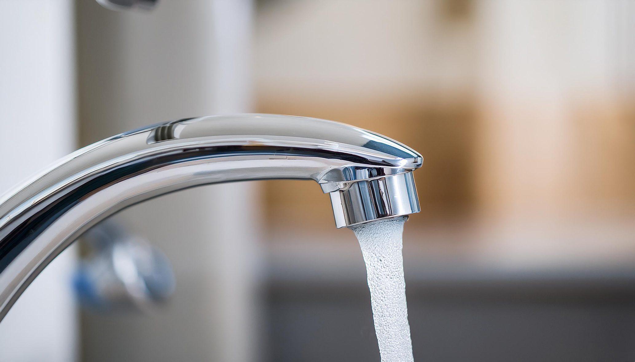 Wasserhahn mit laufendem Wasser