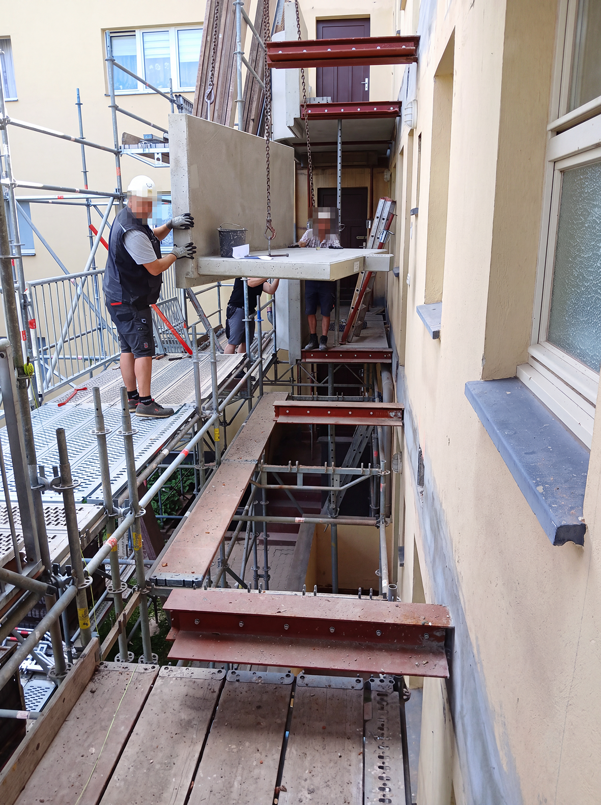 Montage der Betonelemente in der Amtsdorfstraße
