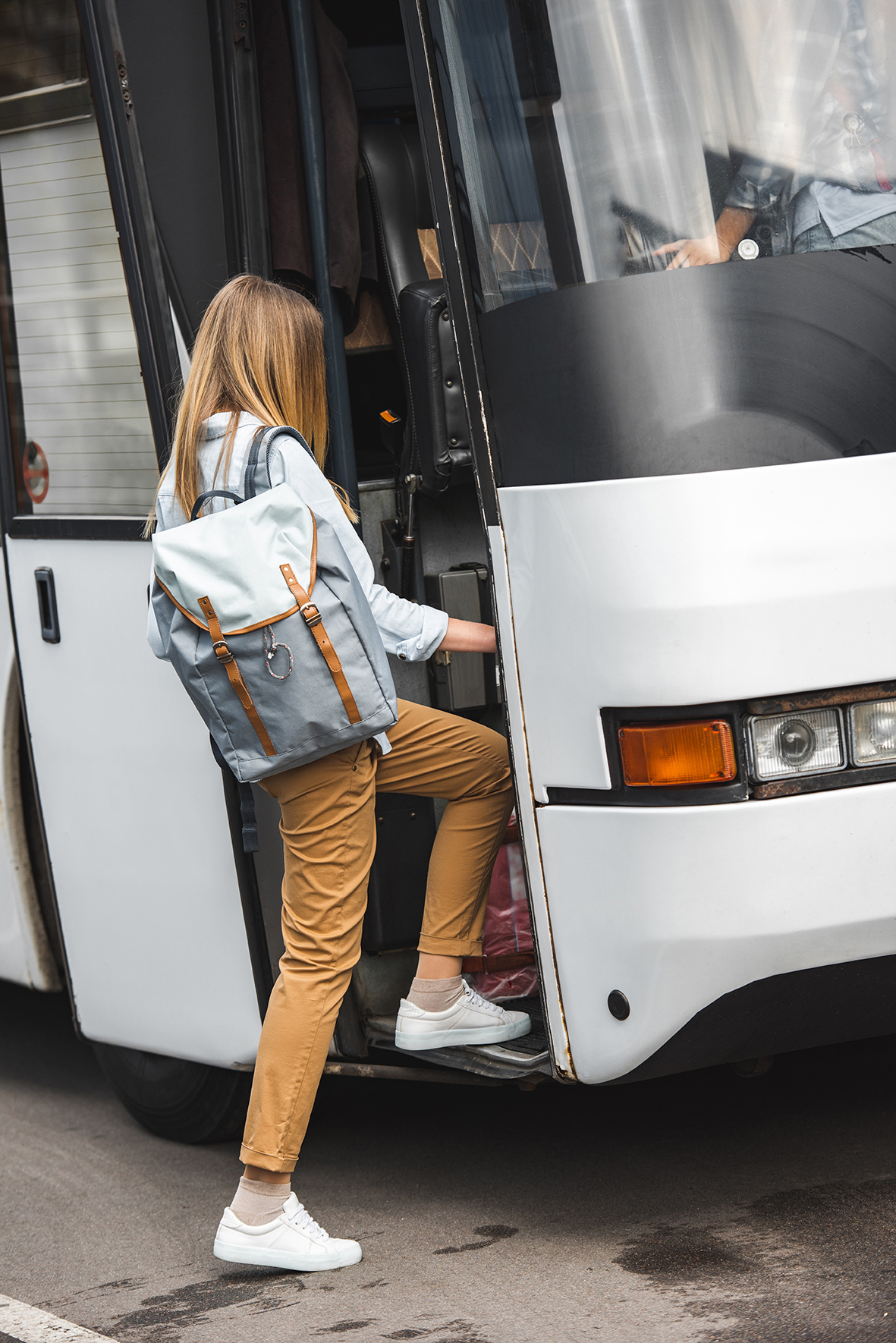 Teilnehmerin steigt in Bus ein