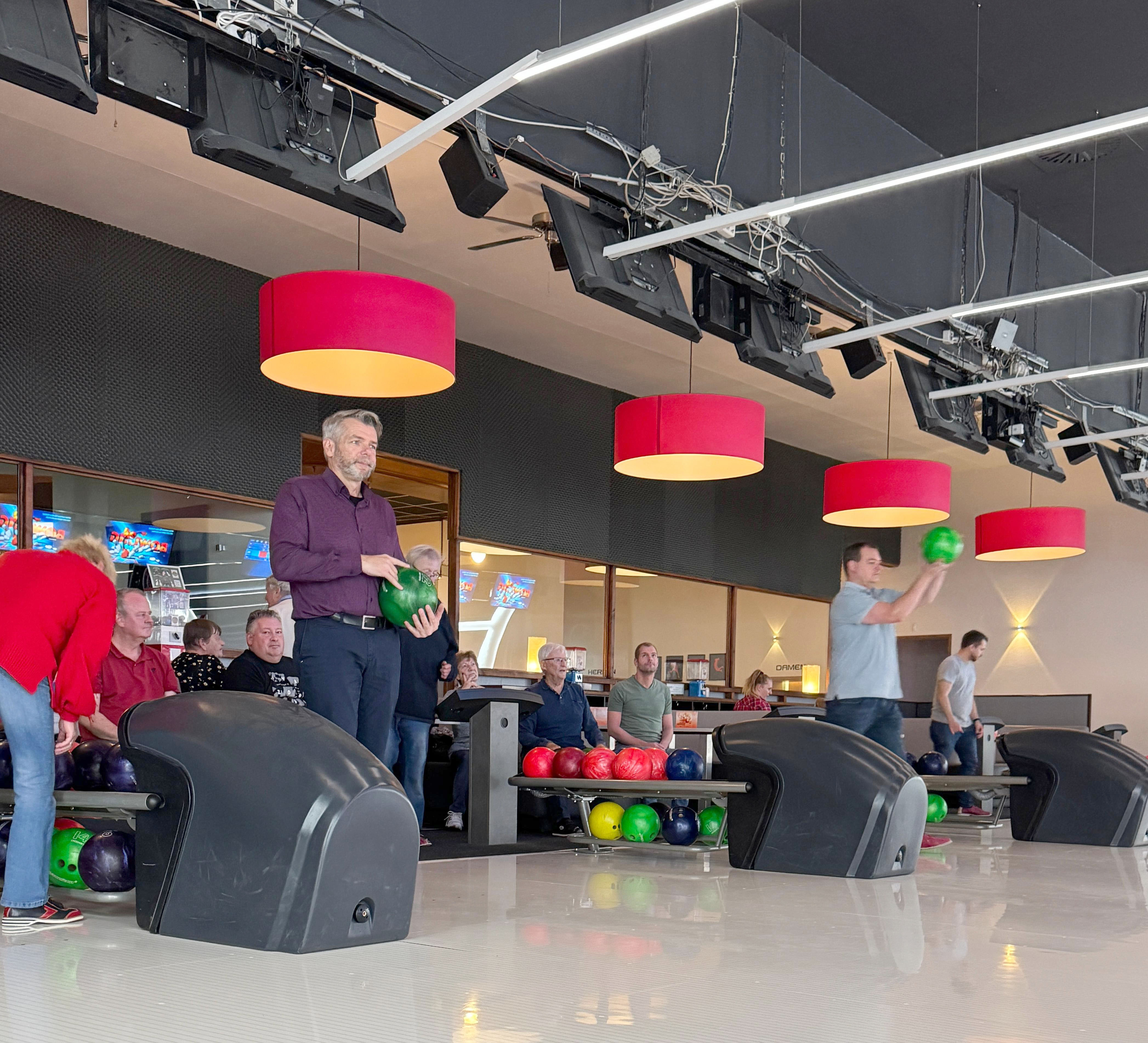 Herr Bonath und Herr Rupp beim Bowlen