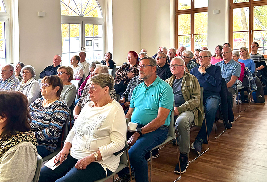 Zahlreiche Mitglieder und Mieter verfolgen die Vorträge und Informationen beim Mieterdialog 2026.