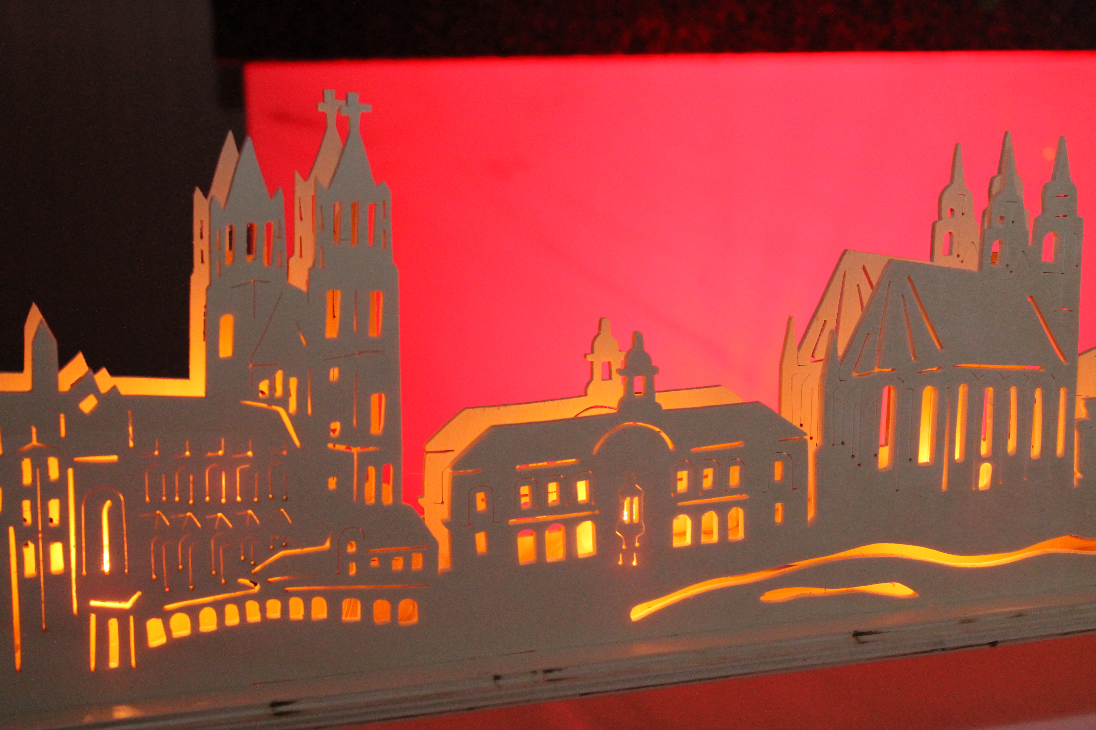 Weihnachtliche Dekoration aus Holz mit Beleuchtung