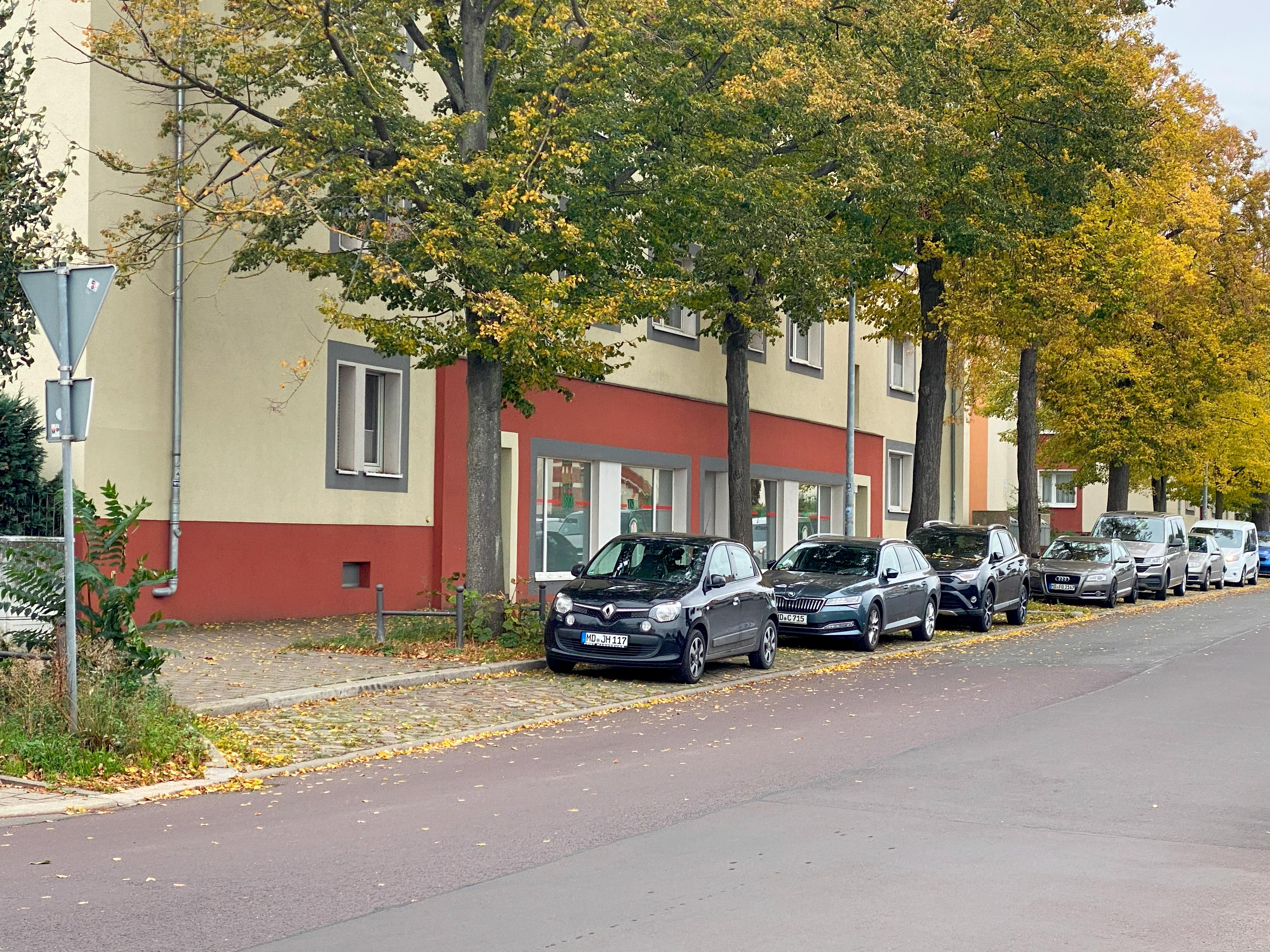 WGT Braunschweiger Straße, Außensicht Gebäude mit Autos am Straßenrand
